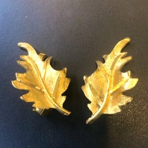 👑 Vintage signed B.S.K. Leaf Earrings